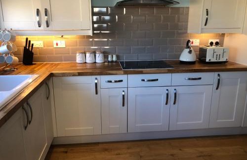 Swindon House | Edinburgh Street Home - Beautiful House with Free Parking and Wifi, Equipped with comfy furnitures