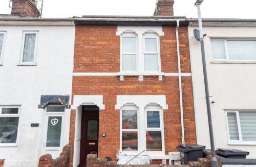 Swindon House | Edinburgh Street, Sleeps 9, 4 Bedrooms, Wifi, Long Stay Disc