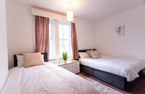 Swindon House | Edinburgh Street, Sleeps 9, 4 Bedrooms, Wifi, Long Stay Disc