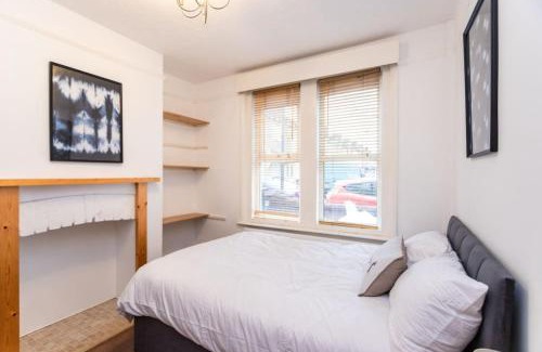 Swindon House | Edinburgh Street, Sleeps 9, 4 Bedrooms, Wifi, Long Stay Disc