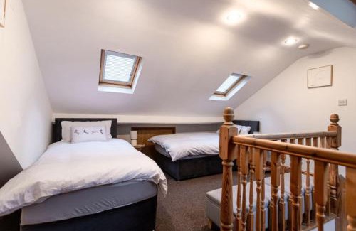 Swindon House | Edinburgh Street, Sleeps 9, 4 Bedrooms, Wifi, Long Stay Disc