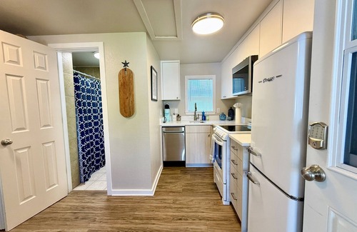 The Bowl of Edmonds House | Edmonds Getaway Cottage – Quaint Seaside Town, Kitchen, Train to FIFA World Cup