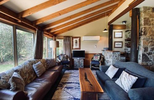 East Jindabyne House | Edzell - 5BR Luxury Living l Amazing Lakefront Home l Games Room l Tennis Court l WiFi