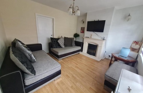 Northfield House | EEJs Cosy 2 bed terrace - close to station