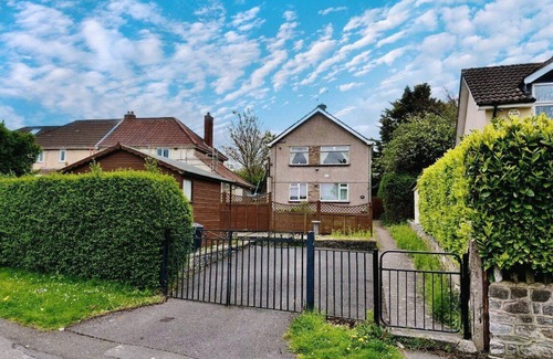 Nailsea Apartment | EEJs Cozy 2-Bedroom Apartment in Nailsea