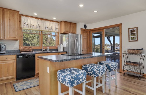 Deep Hole House | Egret's Cove - Pet friendly w/Hot tub!