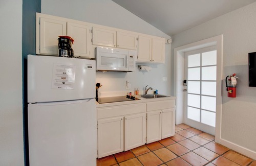 Uptown - Upper Duval Cottage | Egret Suite | Bright Retreat, Hot Tubs, Steps from Duval!