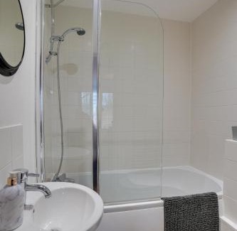 Cirencester House | Eider Cottage: Lake View & Access in the Cotswolds