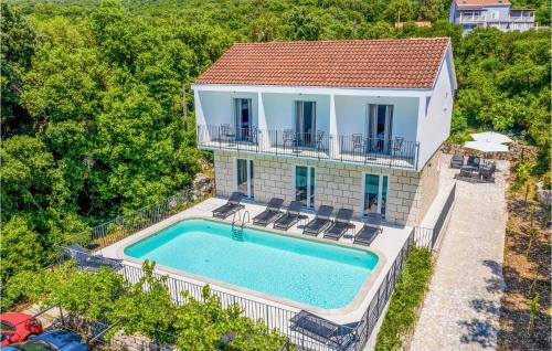 Molunat House | Eight-Bedroom Holiday Home In Molunat