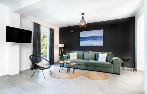 Molunat House | Eight-Bedroom Holiday Home In Molunat