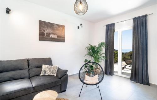 Molunat House | Eight-Bedroom Holiday Home In Molunat