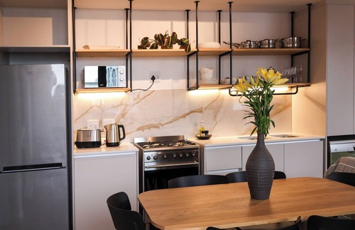 Three Anchor Bay Apartment | EIGHTY2 ON M - Fluent Serviced Apartments