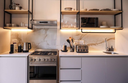Three Anchor Bay Apartment | EIGHTY2 ON M - Fluent Serviced Apartments