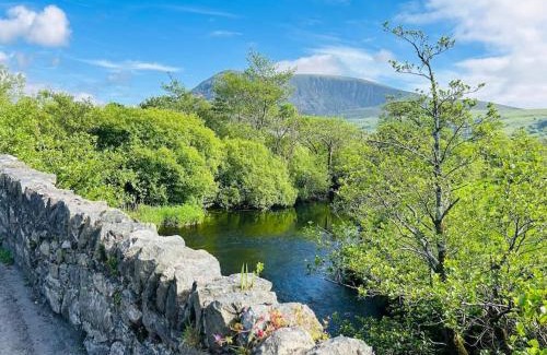 Caernarfon House | Eilio Cottage- Closely located to Snowdon
