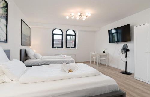 Ruhrort Apartment | Einfach aber sehr komfortabel - Wohnung für 12 Personen - 2xWC - Gruppen, Messe, Monteure, Studenten - Voll ausgestattet - 6 Betten 140x200cm hochwertig, 3 Smart-TV 55 Zoll Netflix, 1000 Mbit WLAN, voll ausgestattete Küche