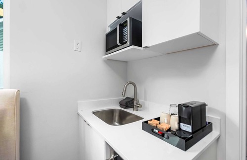 East Queen Anne Apartment | Einstein's Time-Traveling Sweet Suite