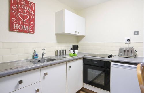 Bont Newydd Cottage | EIRLYS, pet friendly, with a garden in Caeathro