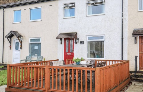 Bont Newydd Cottage | EIRLYS, pet friendly, with a garden in Caeathro