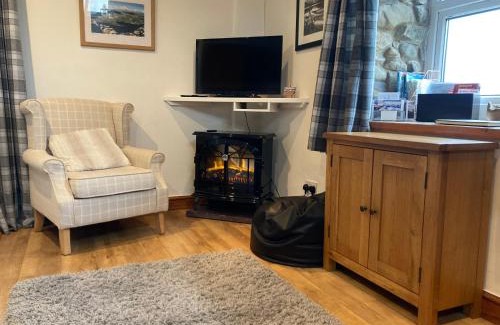 Dinas House | Eithin Bach