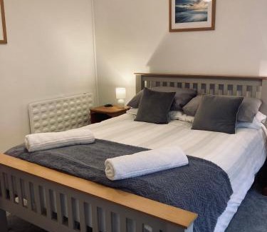Dinas House | Eithin Bach