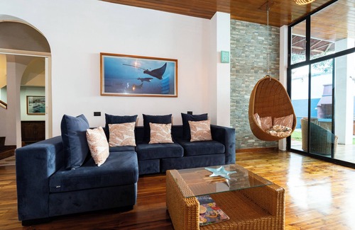 Bahia de la Academia Hotel | El Barranco Galapagos
