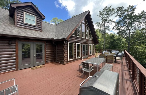 Brevard House | El Escorpio North - Log Cabin-Pool Table-Fire-pit, PRIVATE