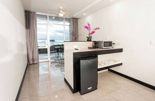 Manuel Antonio Hotel | El Faro Containers Beach Hotel