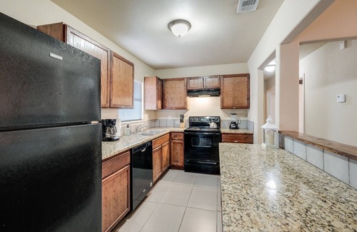 Northwest Los Angeles Heights House | El Monte - 20% OFF Entire 4BR Home in Great Location w/Backyard - Fast WiFi