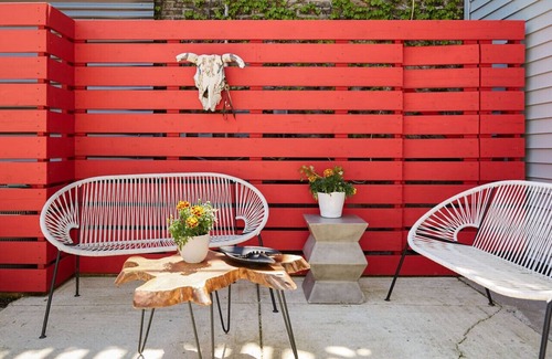 Logan Square House | El Motel Tres Penthouse in Logan Square that sleeps 12 + grill & backyard patio