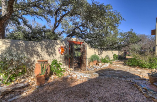 Driftwood House | El Ranchito on 5.78 Acres