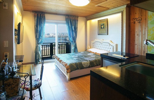 Aewol House | eL Roman Pension