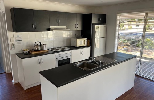Waterhouse House | Elandra House - WiFi, pet friendly outside