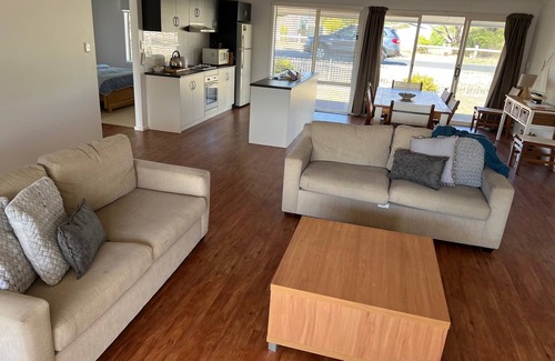 Waterhouse House | Elandra House - WiFi, pet friendly outside
