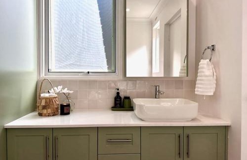 Elanora Heights Apartment | Elanora Escape- Hillside Retreat