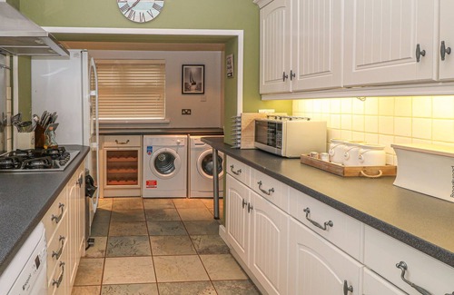 Galmpton Cottage | ELBERRY HOUSE, family friendly, with a garden in Paignton