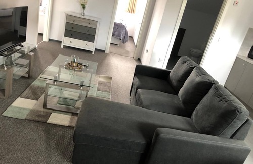 Peterborough Apartment | ELD1 - Large 2 bedrooms, Complimentary Netflix & Parking