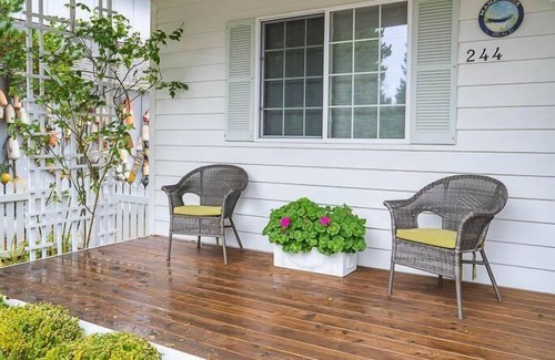 Manzanita House | Eleanor Edward Cottage by the Sea (MCA 148)