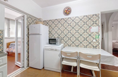 Parede House | "Elegan Vintage House with Barbecue" with Balcony, Garden & Wi-Fi