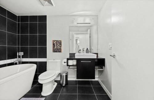 Crosstown Apartment | Elegance Meets Comfort Downtown with Free Parking