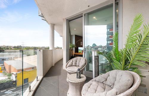 Canterbury Apartment | Elegant 1-Bed by Riverside Park & Amenities