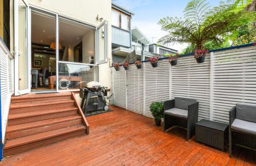 Balmain House | Elegant 1-Bed with Study by Balmain Wharf