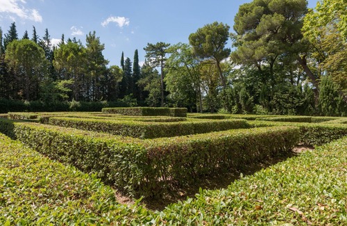 Camaret-sur-Aigues House | Elegant 18th c. country house, beautiful lush park, lovely pool.