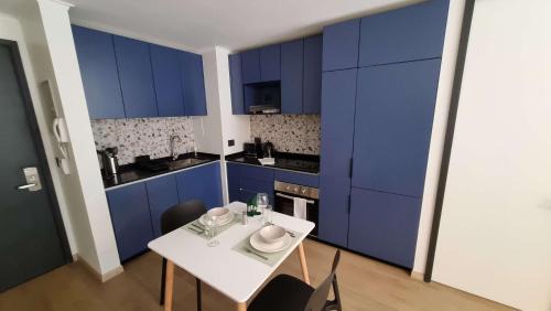 Apoquindo Apartment | Elegant 1BR Retreat for 3 in Vibrant Las Condes