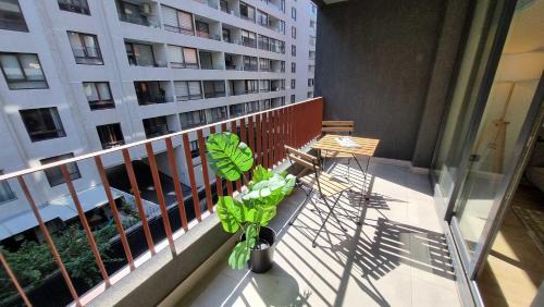 Apoquindo Apartment | Elegant 1BR Retreat for 3 in Vibrant Las Condes