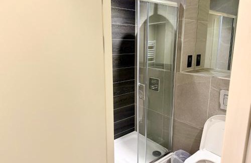 Manchester Apartment | Elegant 2-Bed 2-Bath Apt in Manchester with Balcony