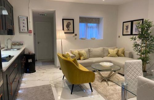 Chiswick Riverside Apartment | Elegant 2 Bed Flat in Chiswick