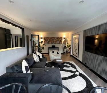 Brondesbury Park Apartment | Elegant 2-bed Oasis: Renovated, Artful Decor & Sunlit w/Parking in Queens Park