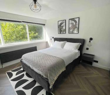 Brondesbury Park Apartment | Elegant 2-bed Oasis: Renovated, Artful Decor & Sunlit w/Parking in Queens Park