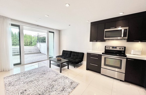 West Vancouver House | Elegant 2 bedroom Guest Suite in Prime Ambleside near Beach, Mall, Downtown