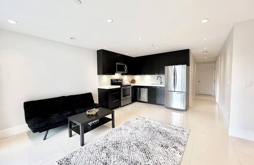West Vancouver House | Elegant 2 bedroom Guest Suite in Prime Ambleside near Beach, Mall, Downtown